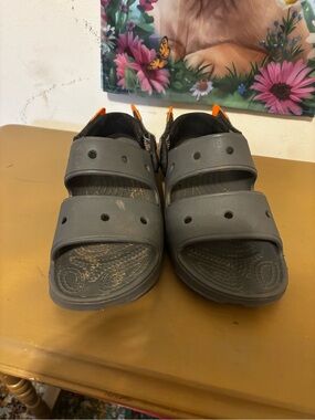 CROCS Men's Gray Dual-Strap Boat Sandals with Orange Accents men’s 4/women 6